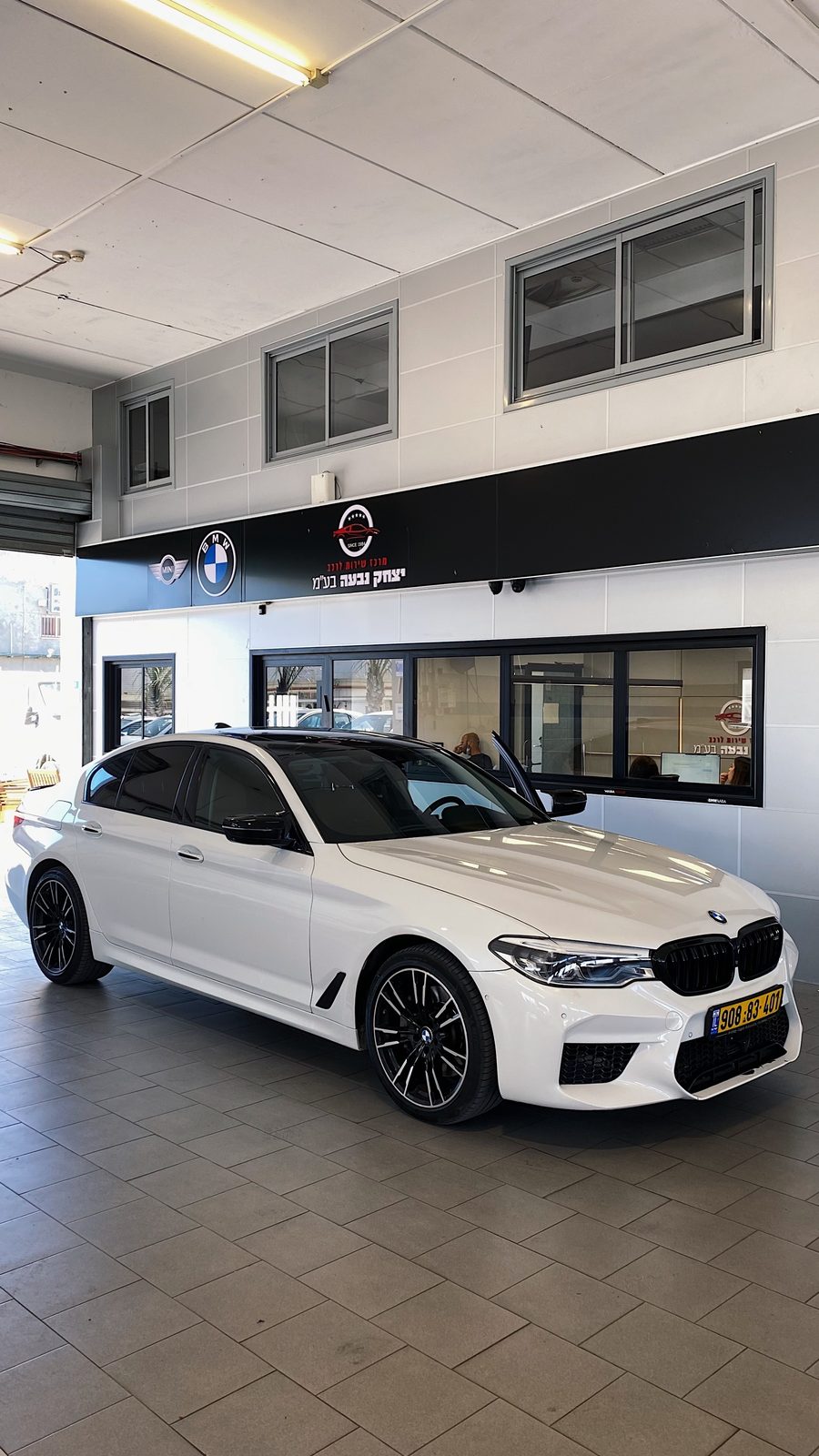 BMW M5 · אולם