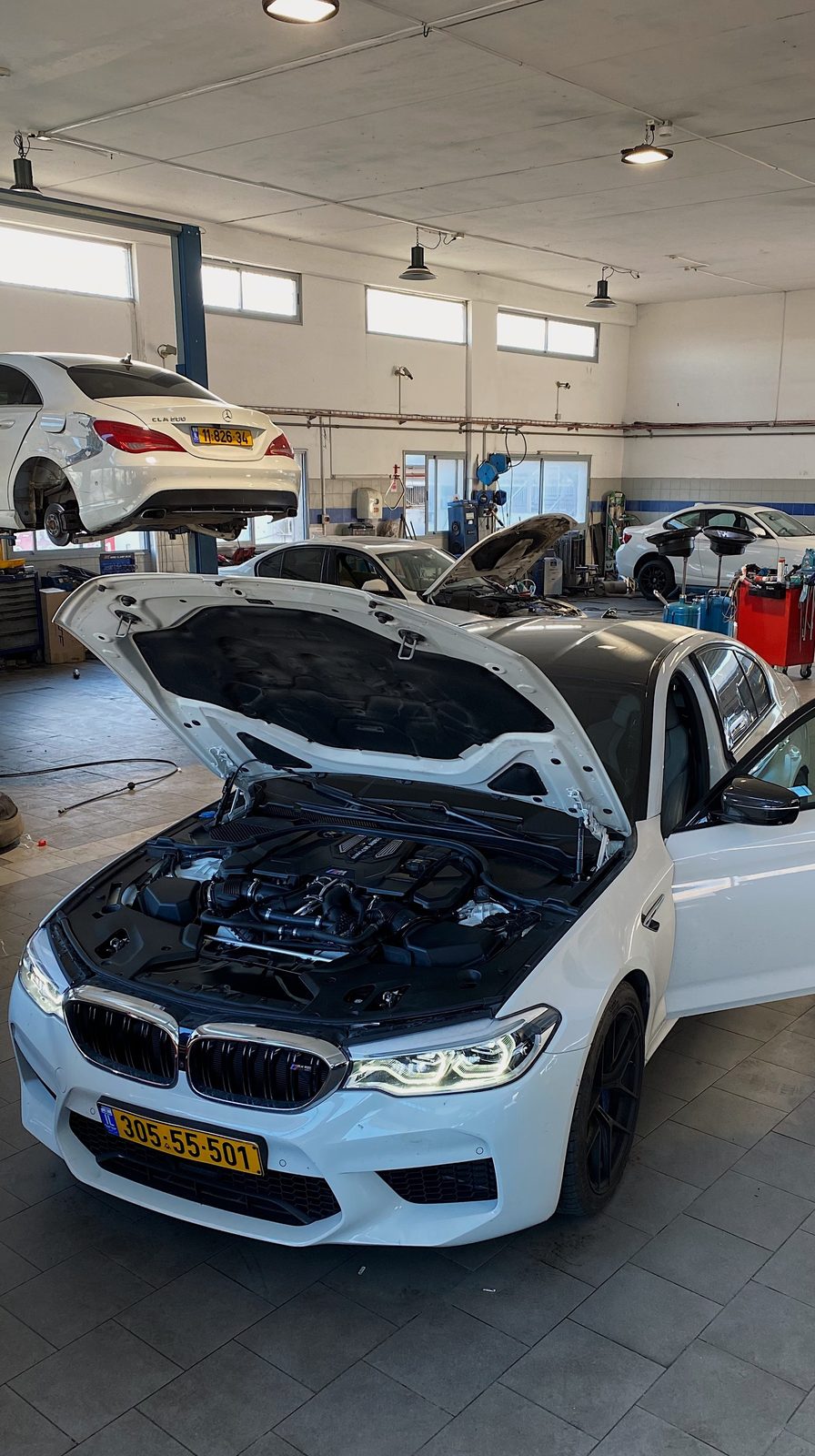 מנוע BMW M5 פתוח לטיפול